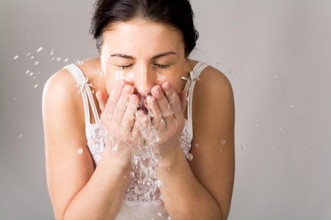 Qué pasa si te lavas la cara con agua fría todas las mañanas