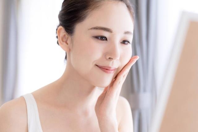 Los secretos coreanos de los masajes faciales para lograr una piel blanca y radiante